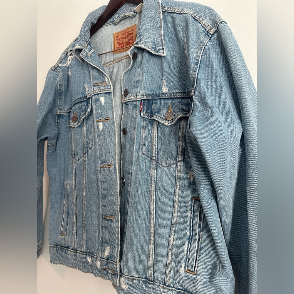 Light Wash Distressed Levi’s Jean Jacket Size Large - Picture 8 of 8
